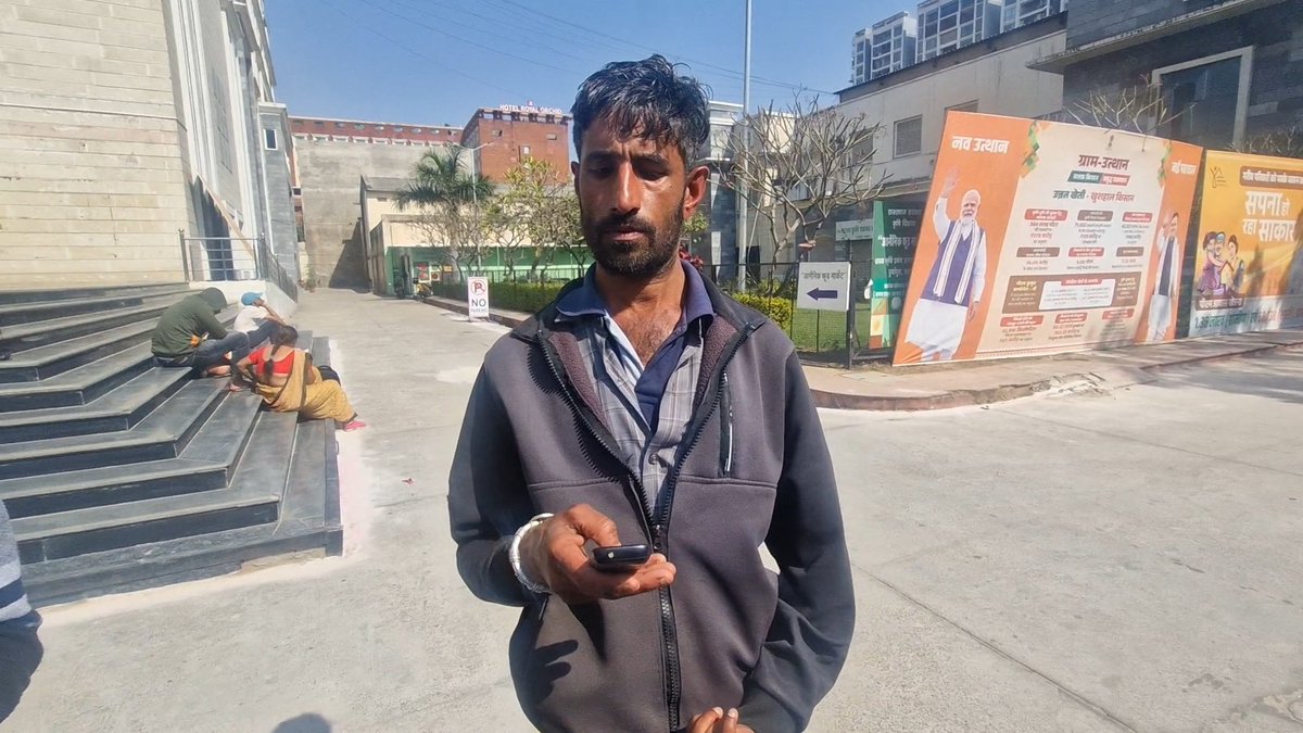 एक छोटी-सी तकनीकी गलती…
और सपनों से भरी एक ज़िंदगी थम-सी गई।
चतुर्थ श्रेणी भर्ती का अभ्यर्थी महावीर आज सिस्टम के दरवाज़ों पर सिर झुकाए खड़ा है।
न हाथ में नियुक्ति है,
न जेब में पैसे…
बस आंखों में एक सवाल— मेरी गलती इतनी बड़ी थी क्या?
आवेदन फॉर्म भरते वक्त मल्टीपल डिसेबिलिटी के