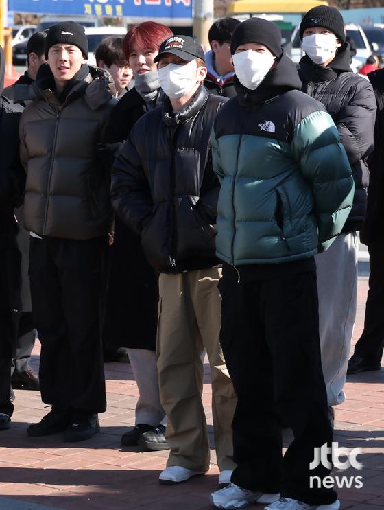 darhamzzi's tweet photo. 짱규나!!! 컴싸 챙겨찌??? 
도시락 천천히 꼭꼭 씹어먹고!!!!!
하던데로만 하고와!!!!!!
막둥이 화이팅!!!!!!👋👍🙌🫶🫰
🐱..이제가;/////

바이브가 이건데ㅋㅋㅋㅋㅋㅋ https://t.co/y1LimMNyWt