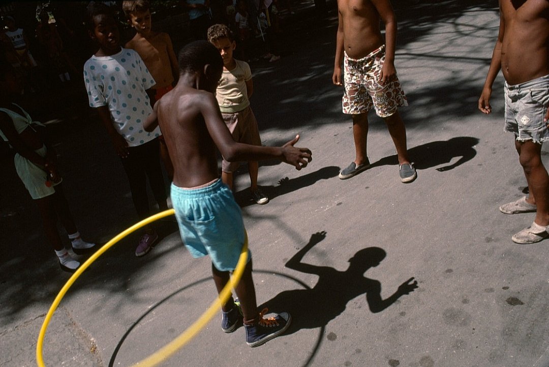 Child with hula hoop, Cuba, 1993 - René Burri