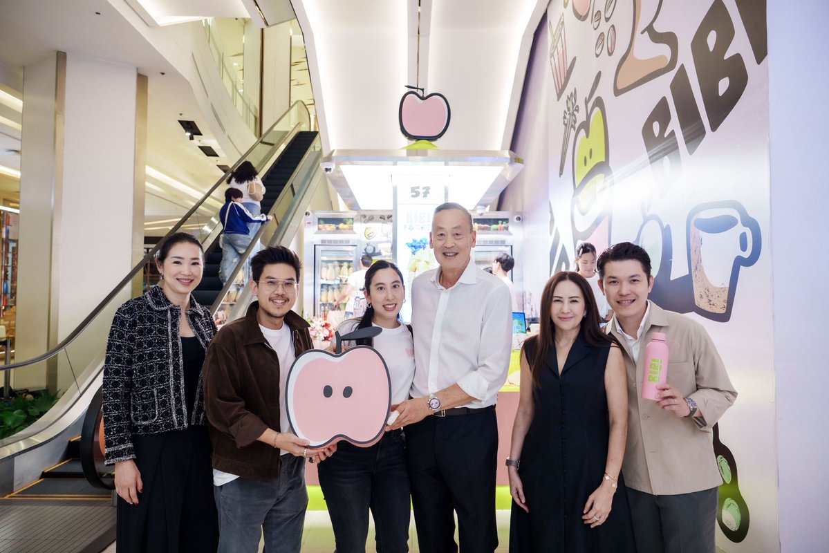 นายกนิดแวะมาให้กำลังใจลูกสาวและลูกเขย เปิดร้าน BiBi Coffee &amp; juice วันแรกที่สยามพารากอน อย่าลืมมาลองทานกันนะคะ #นายกเศรษฐา #เศรษฐา #นายกรัฐมนตรี #coffee #juice