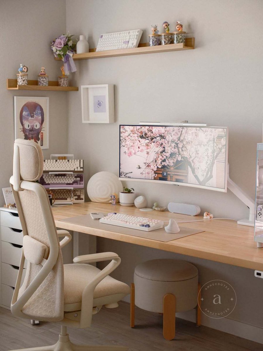 When your workspace feels light, airy, and emotionally soothing. Pastel perfection. 🤍

📸 anhecdotes