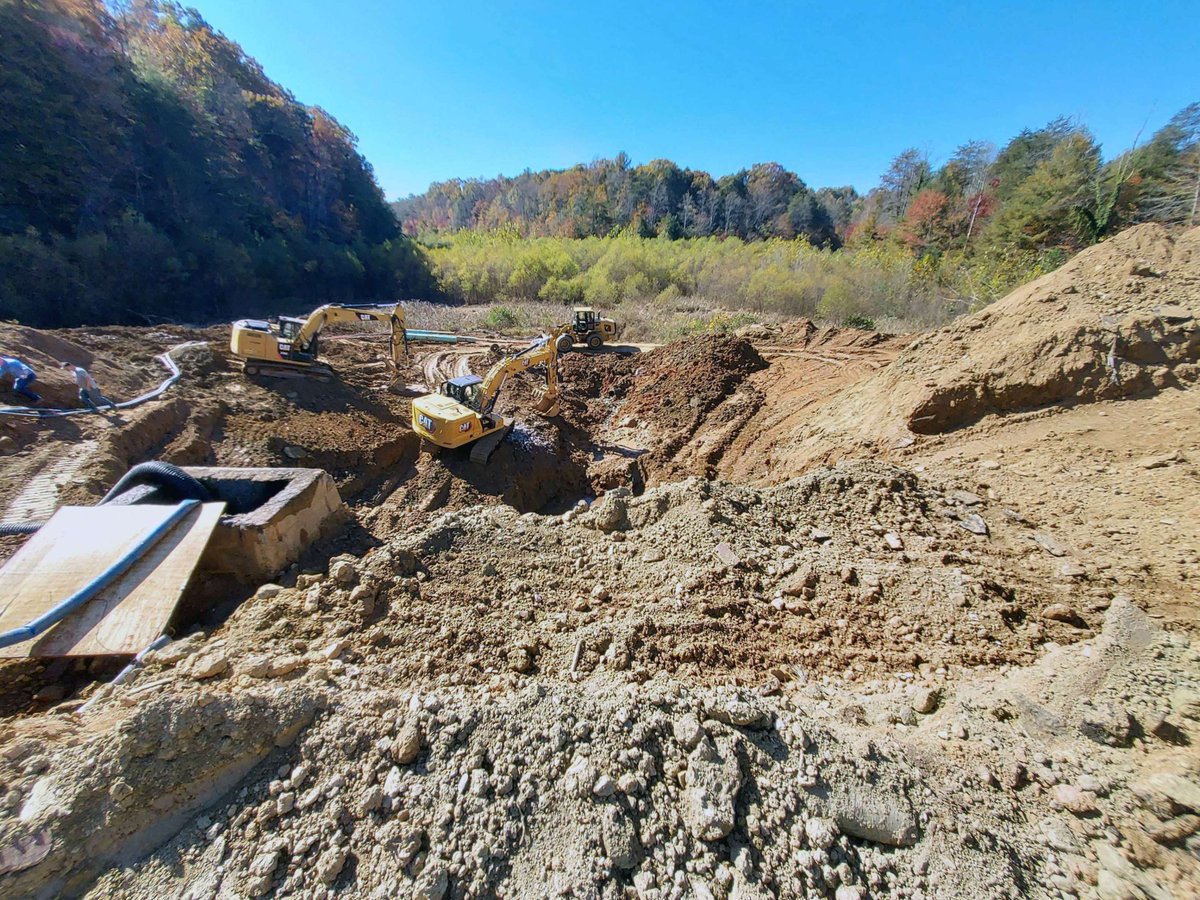 ESCTrenching's tweet photo. Trench boxes don’t just protect your crew—they keep your project efficient, prevent delays, and control costs. Get reliable support engineered for tough excavation work.

Contact us: info@esctrenchshoring.com 🌐 https://t.co/Aw2dvO4ElC

#MadeinUSA #TrenchBoxes #ExcavationSafety https://t.co/U7yFP1bjFf
