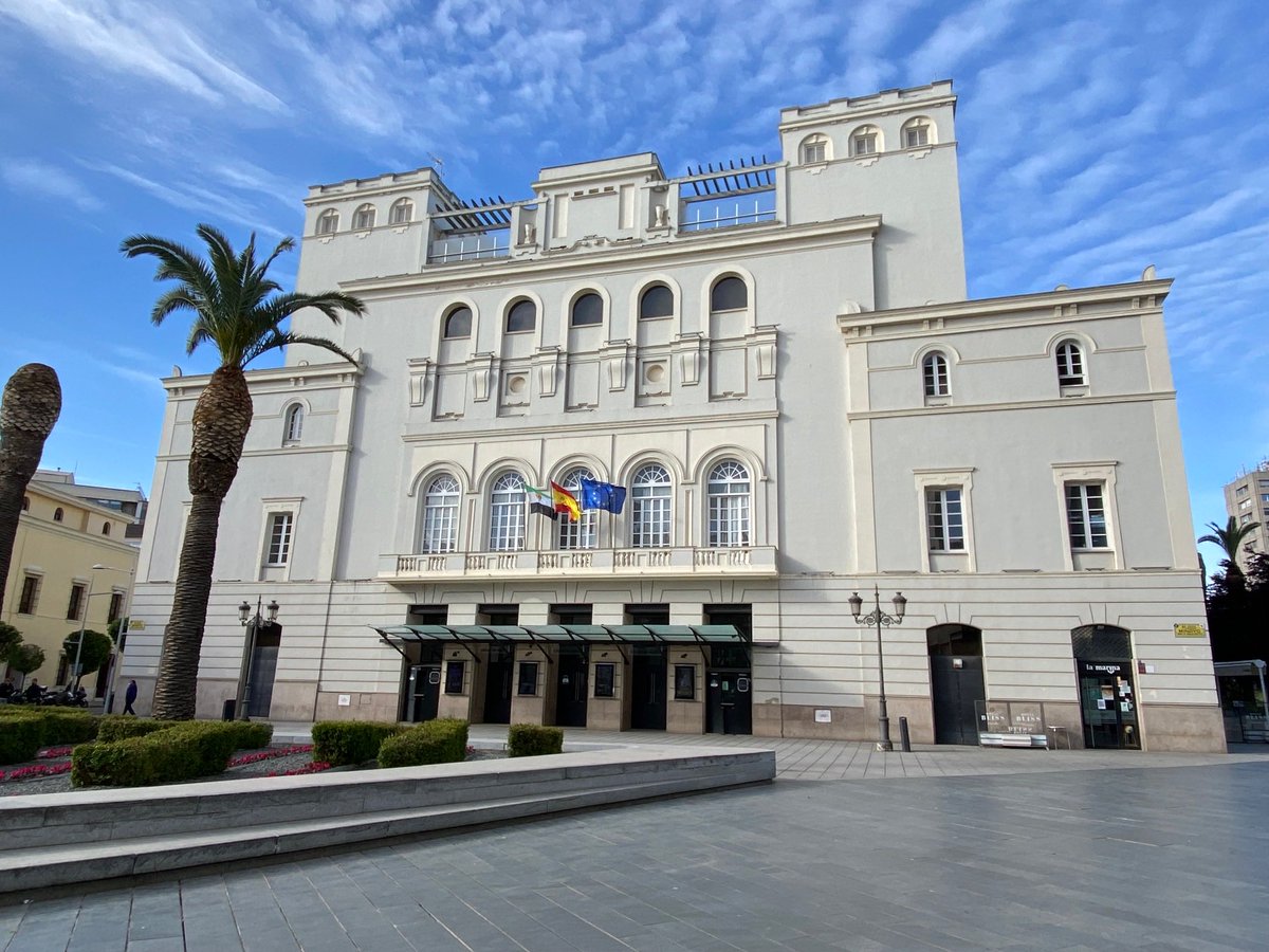 psoebadajoz's tweet photo. Lo que ha ocurrido estos días en el Teatro López de Ayala no puede normalizarse. El público merece respeto y unas instalaciones en condiciones.

El primer día de preliminares los baños llegaron a estar sin agua. Tras las quejas, el problema ha pasado a ser el contrario: inundaciones conforme avanza la jornada. A ello se suma el estado del patio de butacas, con numerosas sillas sueltas, reflejo de un deterioro que no es propio de un teatro de esta categoría.

El López de Ayala es un símbolo cultural de Badajoz y debe ofrecer siempre el nivel que la ciudad y su público merecen.

#VamosConBadajoz
https://t.co/mzx7nXw5Wp
