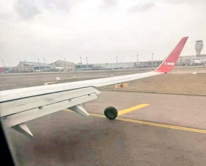 ivancp25's tweet image. #IncidenteAéreo de #Boeing #B737-8GJ de #TwayAir, vuelo #TW687 (HL8564), al aterrizar en el Aeropuerto Intl de #Taoyuan (TPE) #Taiwan 🇹🇼. Perdió un neumático del tren de aterrizaje principal derecho, desprendiéndose de su posición. Logró llegar a plataforma, sin heridos. 09-02-26