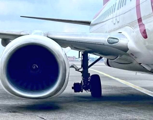 ivancp25's tweet image. #IncidenteAéreo de #Boeing #B737-8GJ de #TwayAir, vuelo #TW687 (HL8564), al aterrizar en el Aeropuerto Intl de #Taoyuan (TPE) #Taiwan 🇹🇼. Perdió un neumático del tren de aterrizaje principal derecho, desprendiéndose de su posición. Logró llegar a plataforma, sin heridos. 09-02-26