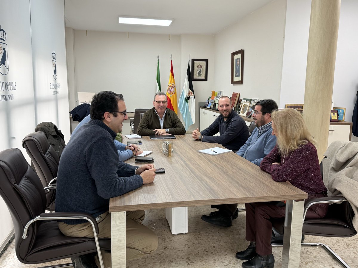 🌱🌧️ Hoy, en #ElCuervodeSevilla hemos mantenido un encuentro con los sindicatos agrarios <a href="/ASAJASEVILLA/">ASAJA-SEVILLA</a> y <a href="/COAGSevilla/">Groupo Arco Sevilla</a> para conocer de primera mano los estragos causados por los últimos temporales en el campo.
La reunión ha sido presidida por el alcalde de la localidad José Manuel