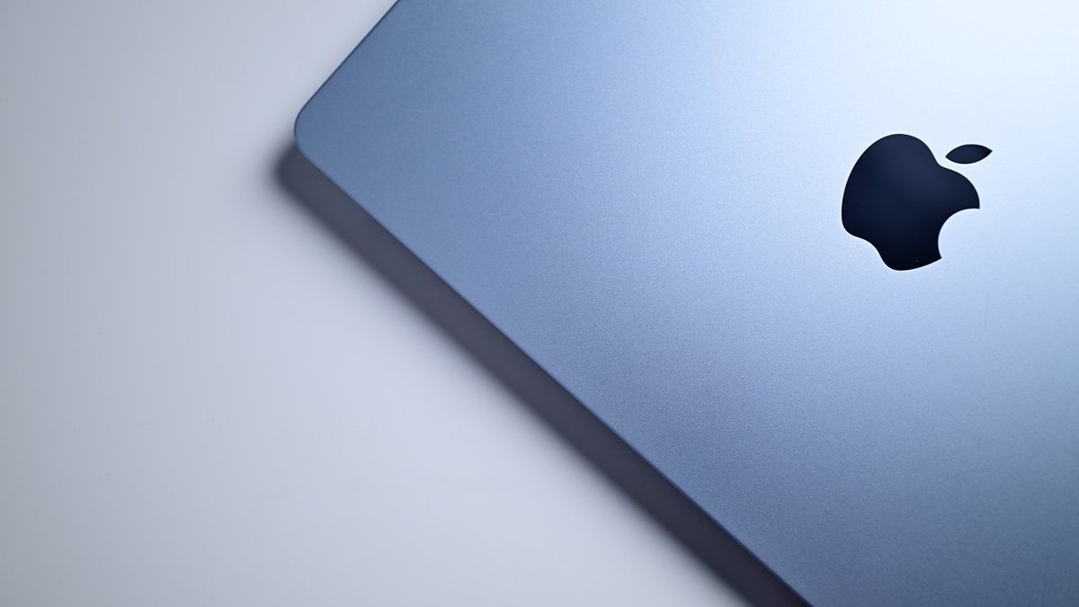 AppleX4_'s tweet photo. Un MacBook más barato que el Air… y con chip de iPhone 👀
Apple podría lanzar en 2026 un MacBook “low cost” con A18 Pro para competir con Chromebooks y atraer nuevos usuarios al ecosistema.
¿Genial puerta de entrada o Mac recortado en exceso? 🤔
#Apple #MacBook #RumoresTech https://t.co/gM7xLdPswb