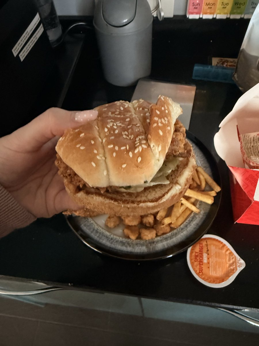 Sarah_937_'s tweet photo. Not had a @KFC_UKI in SO long, so thought I’d treat myself to one for dinner
Damn, I knew the prices have gone up but has the quality gone down?! Or did I just get the last, flat scraps of a burger 🤦🏼‍♀️ https://t.co/AGciiM66nV
