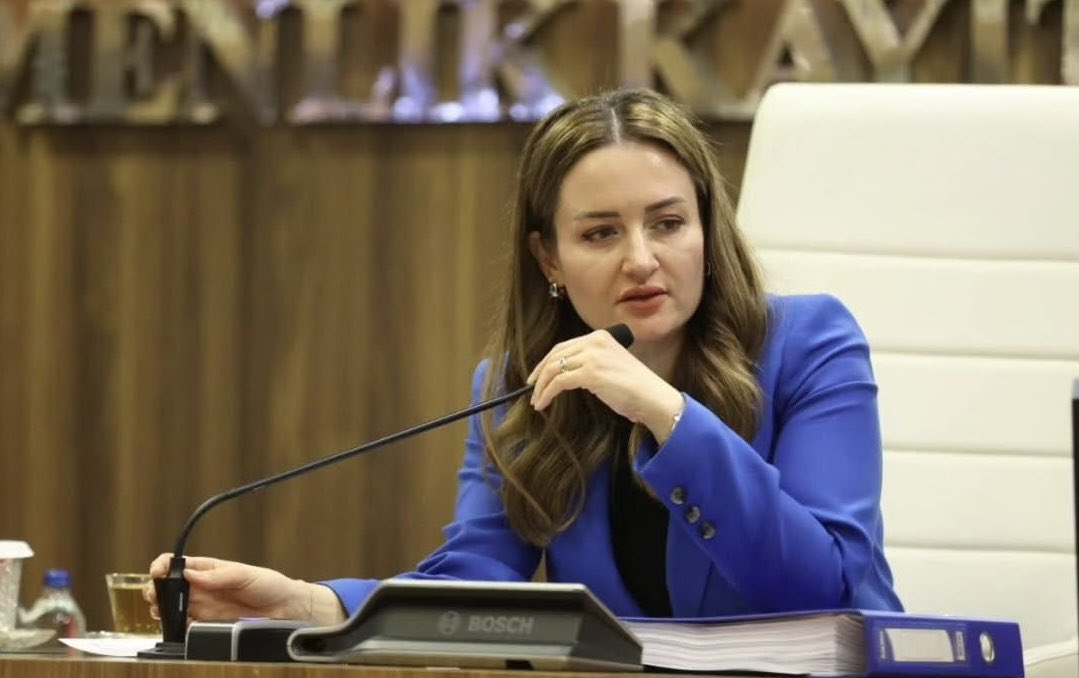 CHP’li Antalya Büyükşehir Belediye Başkan Vekili Büşra Özdemir Ak Partili Aksu Belediye Başkanı İsa Yıldırım’a mecliste cevap verdi;
“Altıntaş bölgesinin imar sorununu biz düzelttik, bölgeyi bütünsel planladık. Herkes şahittir ki iki ayda yağacak yağmur iki saatte yağdı.