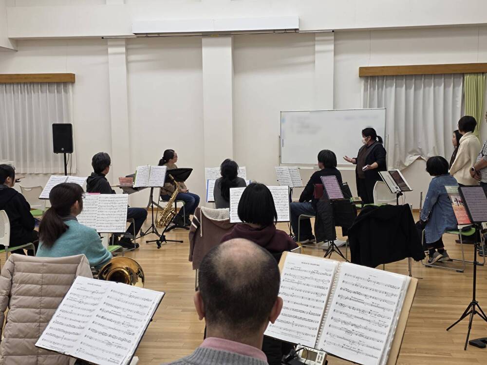 T_Winds_info's tweet photo. 2月7日には、今年も当団の音楽監督を務めてくださる伊藤萌さんによる最初のレッスンが行われました。総会後初の練習ということで、６月のリバーサイドブラスに向けた練習から開始し新しい気持ちでスタートしました。今年も皆様にお知らせしたいことがたくさんありますので、順次公開していきます。 https://t.co/3HWRbnBrVK