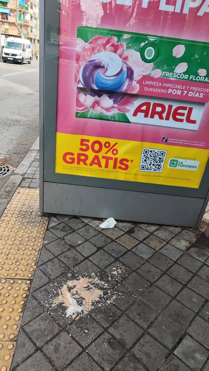sntg70's tweet photo. @EMTmadrid hay un vómito en la parada 352. ¿Se puede acercar alguien a limpiar? https://t.co/8qooy4udOS