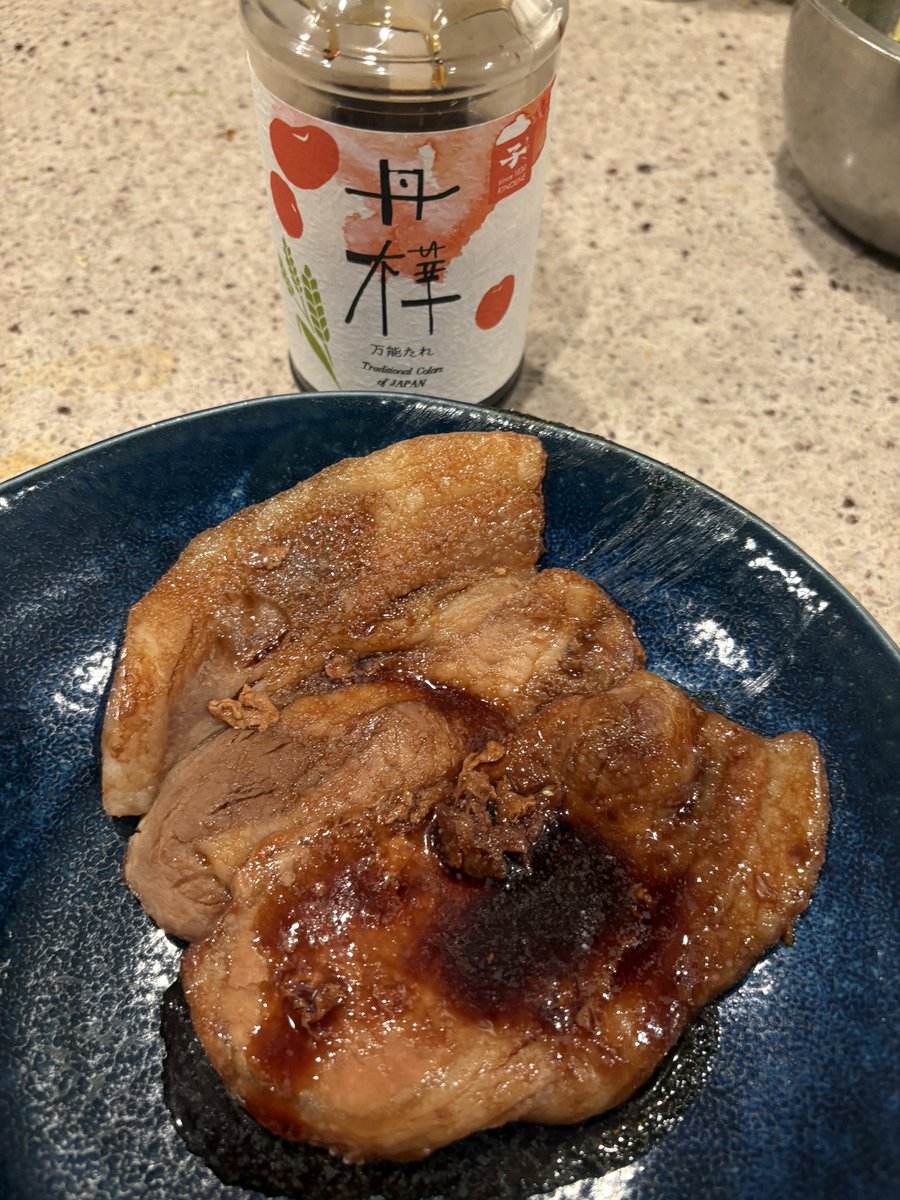 KjShibawan's tweet photo. アキラ君の上司さんと船長とキノエネ醤油さんについて盛り上がった🎵
最高の仲間達の集まり🤣

この万能タレは最高👍🏻
予定通りに豚丼にしちゃった🐽
帯広の味に負けてなーい😆
隠し味は鰻エキス笑笑

泉銀で買えます
魚以外も色々売ってます🤭

#泉銀 https://t.co/xuZf19CfFO
