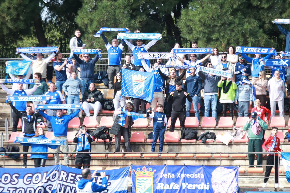 👏🏼Gracias afición y peñistas por estar siempre ahí, apoyando sin fallar incluso en los momentos más complicados.

💙💙 Afición de 10, pese a todas las dificultades 

#ConLosColoresDelXerezTodosUnidos <a href="/XerezCD_OFICIAL/">Xerez Club Deportivo</a>
