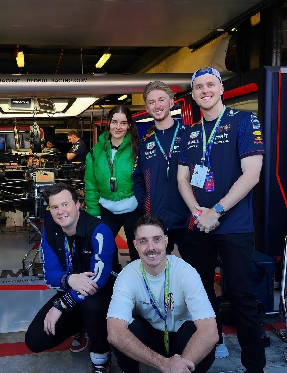 PWRUpdates's tweet image. 4 OCE ICONS. 
50M+ Subscribers.
All in the Same Lobby.

Lachlan, Loserfruit, LazarBeam &amp;amp; Muselk have officially reunited in Chapter 7! 🥹