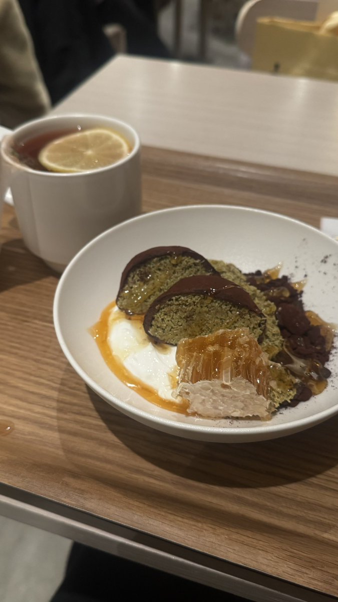 ramimimimimi_'s tweet photo. ドバイチョコもちが入ったヨーグルト、カダイフがたっぷり入ってるし、カカオパウダーにまぶされたナッツまで贅沢〜🌼 https://t.co/2pXbvCtToO