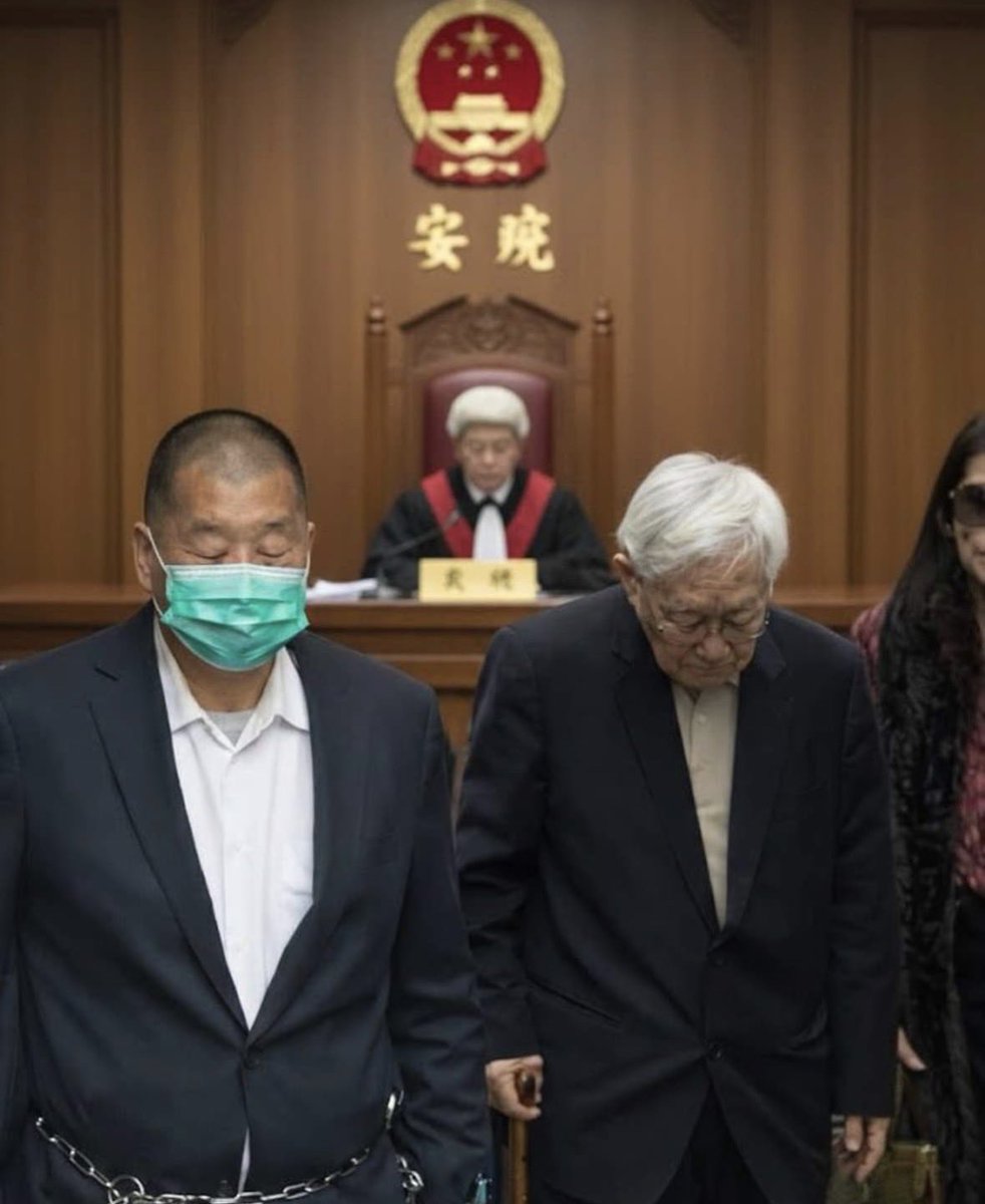 Condenado a 20 años de prisión.
El Cardenal Zen estuvo a su lado en todo momento.
China🇨🇳terminó con la libertad en Hong Kong🇭🇰.

Estos son los verdaderos héroes anti-sistema, los que luchan contra la tiranía, los perseguidos.
Pidamos por Jimmy Lai, nuestro hermano en Cristo.🙏🏻✝️