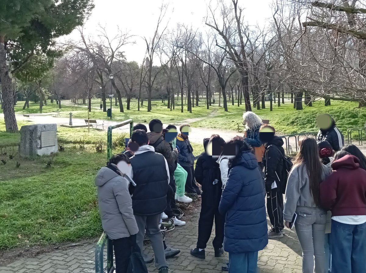 AverAves's tweet photo. Es muy importante que las nuevas generaciones sepan que muchos parques de grandes ciudades (por ejemplo este de Pradolongo en Madrid) existen gracias a la lucha vecinal que los demandó. Más zonas verdes conlleva más salud.
#AulasenlosParques con 1°A del @ies_pradolongo de #Usera. https://t.co/DBBUr0wMQK