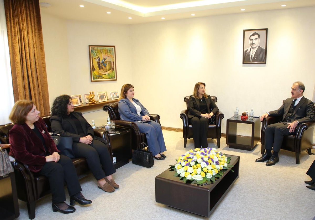 SafeenDizayee's tweet photo. پێشوازیم لە  ئه‌مینداری گشتی ئه‌نجوومه‌نی باڵای خانمان و گه‌شه‌پێدان و تیمەکەی کرد. باسمان لە ئەجێندای ئەنجومەنەکەیان و گرنگیی ڕۆڵی ئافرەت لە بوار و پێگە جیاجیاکانی حکومەتی هەرێم کرد. دەستخۆشی و ستایشی بەرنامە و هەوڵەکانیانم لێکردن. https://t.co/fs9odsTvDv