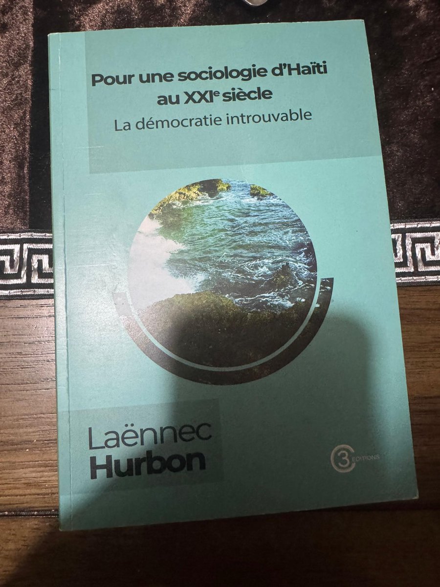 Pour le début du mois de février, je vous invite à lire Pour une sociologie d’Haïti au XXIᵉ siècle. La démocratie introuvable de Laënnec Hurbon. C’est un ouvrage essentiel, qui nous plonge dans l’histoire d’Haïti et nous aide à comprendre, avec lucidité, pourquoi la question