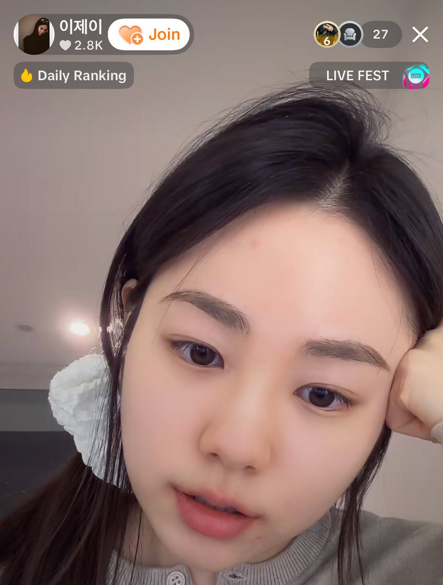 I’ve been so incredibly busy with life but as soon as I got the notif that Eunji was live I dropped everything I was doing. I’VE MISSED HER SO MUCH 🥹💕💕