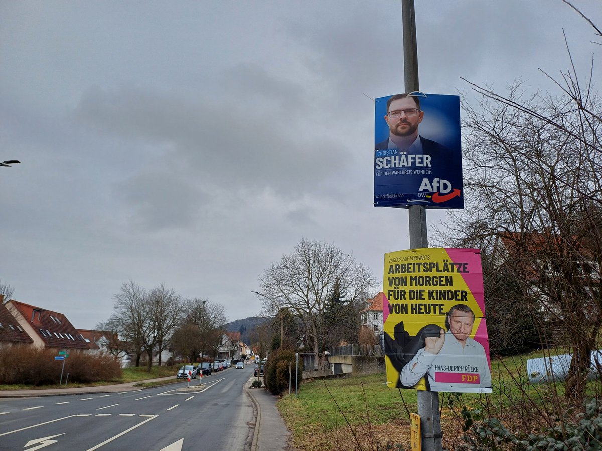 Fehlende oder beschädigte Plakate wurden heute Morgen ergänzt. 🇩🇪💙🇩🇪 #AfD 
#BadenWuerttembergWahl2026