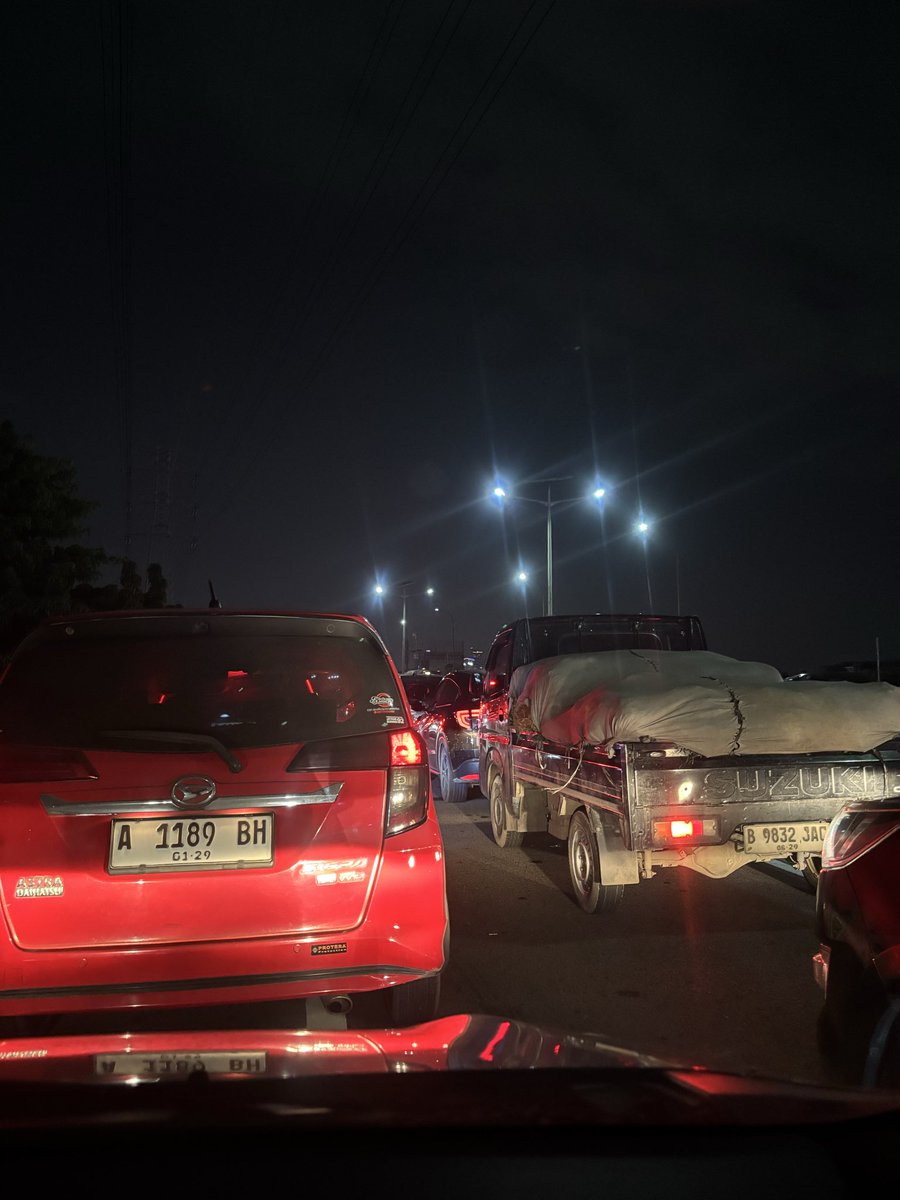 charma13's tweet photo. @TMCPoldaMetro  pintu keluar kalijodo tol dalam kota macet total. 19:36 https://t.co/4xvQHmWmrW