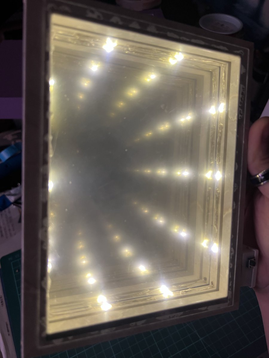 RY_Handmade_im's tweet photo. 個人的に1番綺麗に出来たと思うインフィニティミラー
表面のフィルムを剥がしてないので曇った感じですが剥がすともっとクリアに見えます
#ハンドメイド #ハンドメイド作品 #インフィニティミラー #インテリア https://t.co/WFCcO9QDUW
