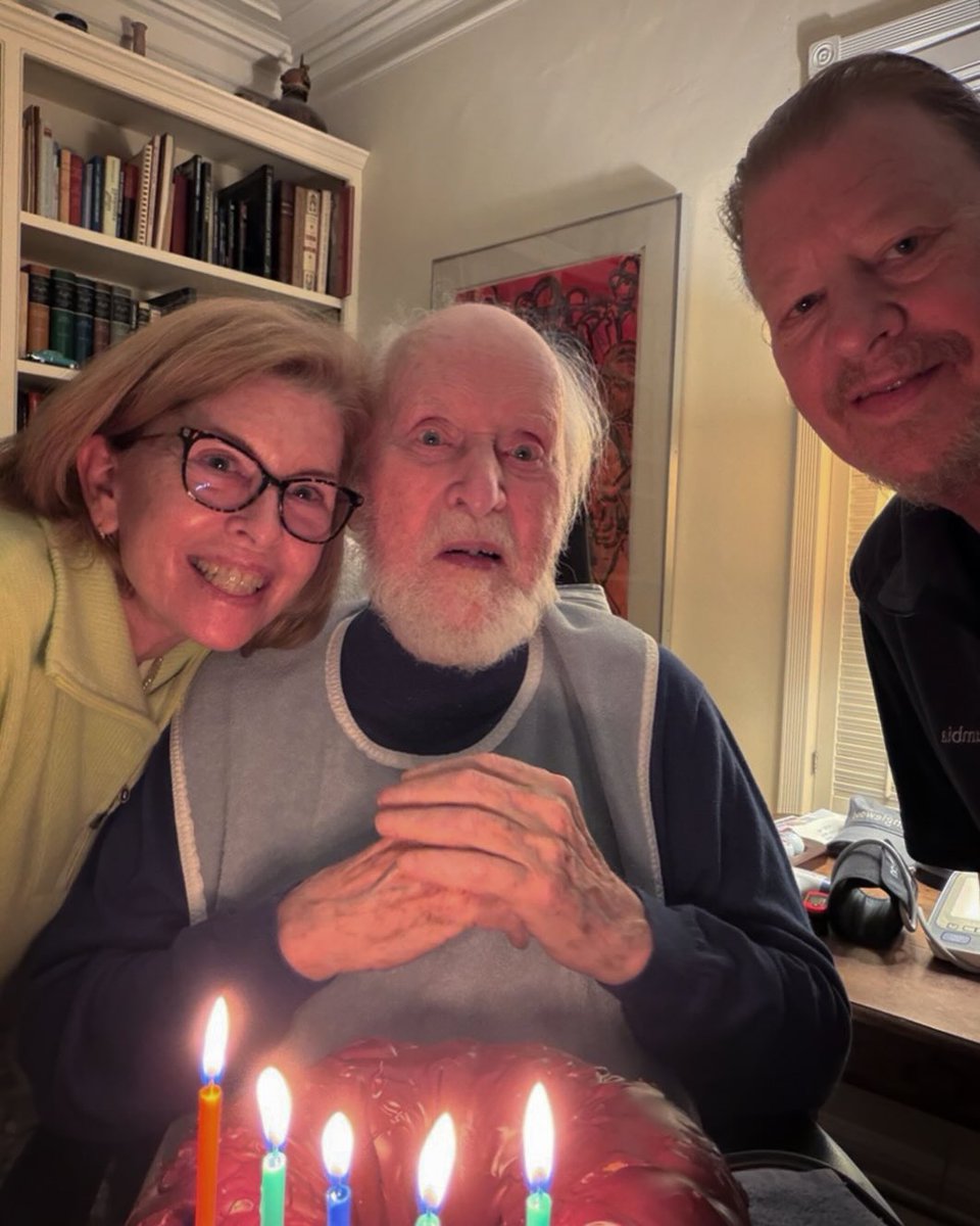 cinefiliacult's tweet photo. La familia de John Williams ha publicado esta foto celebrando con el maestro su 94° cumpleaños.
¡Qué maravilla❤️❤️! https://t.co/ps8TOxobeX