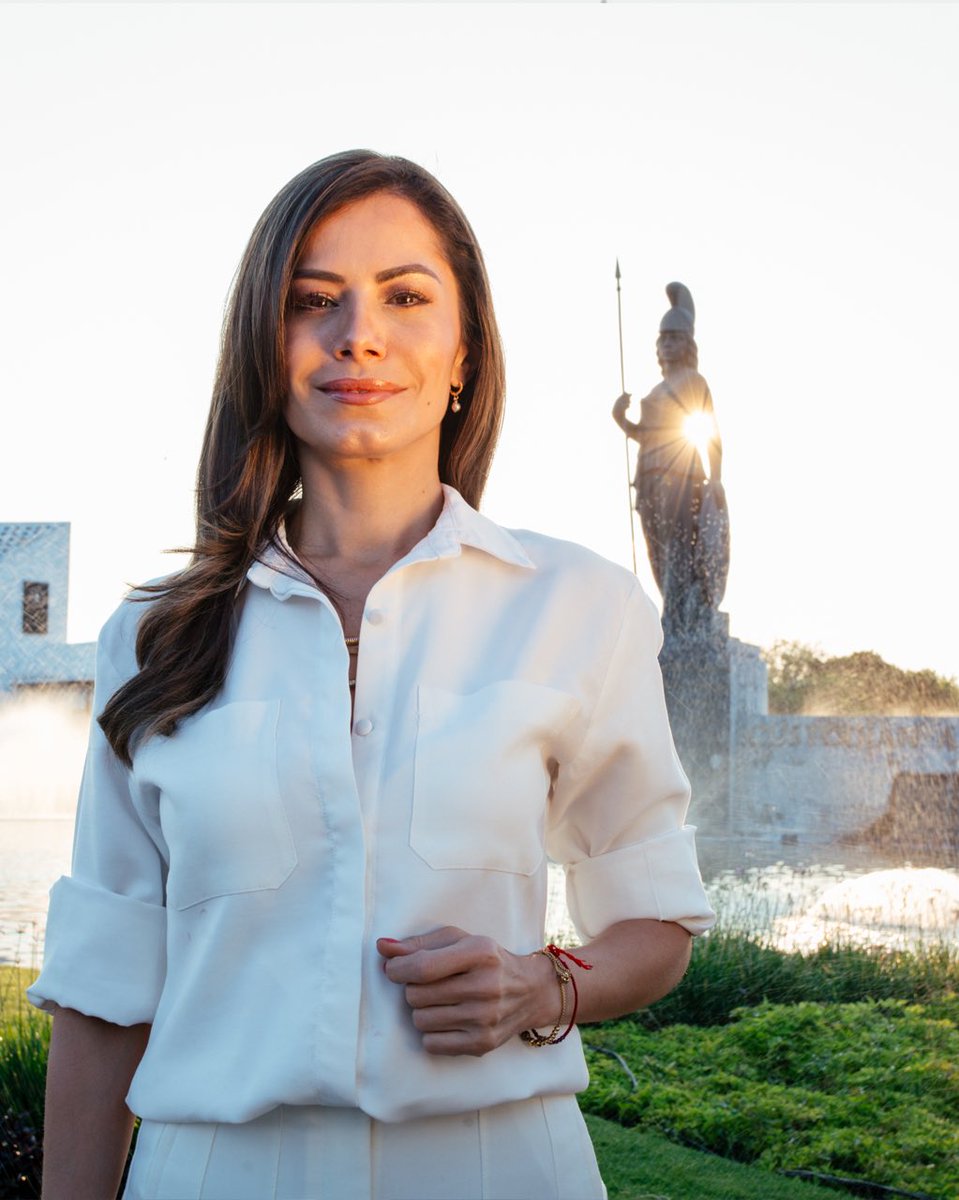 Ivangarme's tweet photo. Es evidente que alguien tolera o protege a los #RobaPartes en la colonia Americana en @GuadalajaraGob, mientras @VeroDelgadilloG sigue en sus sesiones de fotos y videos haciéndose “que le virgen le habla”, mientras la ciudad se le cae a pedazos https://t.co/wByicjTeah