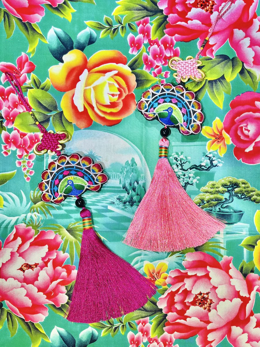 ぜいたくな家に百鳥の首孔雀の飾りを飾る