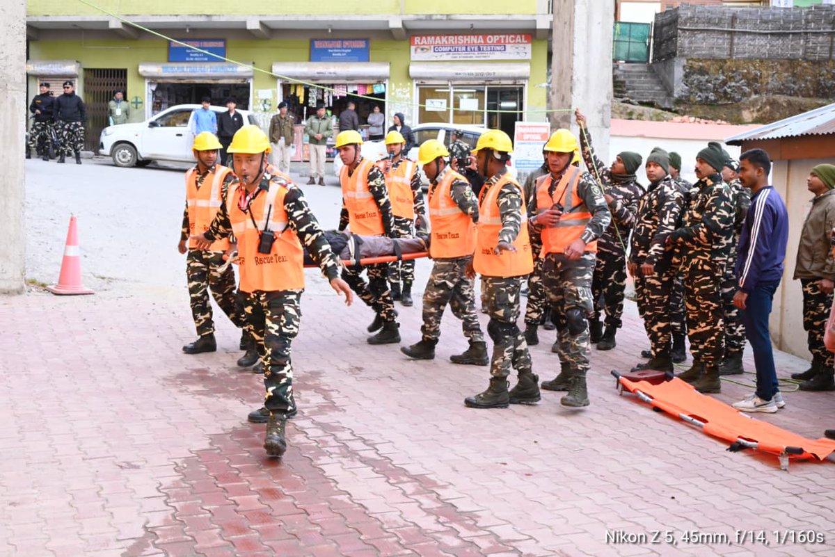 दिनांक 09 फरवरी 2026 को 30वीं वाहिनी सशस्त्र सीमा बल-दिरांग (अरुणाचल प्रदेश) के राहत एवं बचाव दल द्वारा बोमडीला में तीव्र गति से भूकंप आने की आपातकालीन स्थिति से निपटने की तैयारियों का आकलन करने हेतु एक व्यापक पूर्वाभ्यास (मॉक ड्रिल) का आयोजन किया गया।