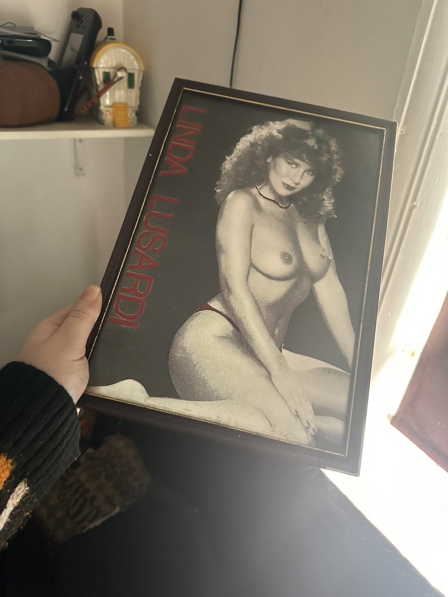 emilytheorangee's tweet photo. @lusardiofficial 
Linda do you have any idea about this vintage mirror I have in my collection? Would really appreciate it!! #glamourmodel #pagethree https://t.co/YMhlkhwdQV