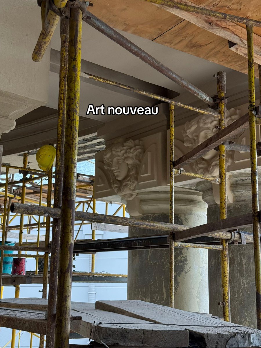 Podemos ver, creo que por primera vez, el interior del Pabellón del Centenario con los trabajos de restauración ya avanzados. El abandono acá era total. Agradecimiento a Majo Micale, que lo comparte vía TikTok