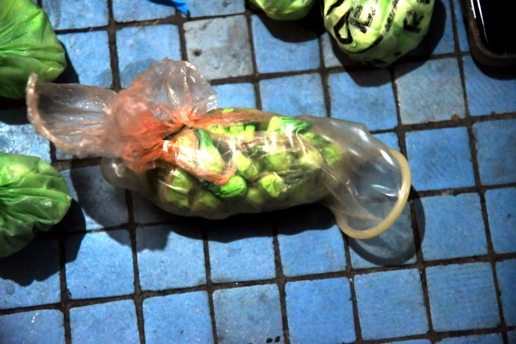 Cinco detenidos, más de medio millar de dosis de cocaína y marihuana secuestradas, un revólver incautado y un hotel clausurado fue el resultado de dos allanamientos de la <a href="/PoliciaCiudadBA/">Policía de la Ciudad</a> en Constitución y Nueva Pompeya en la lucha contra el narcomenudeo.