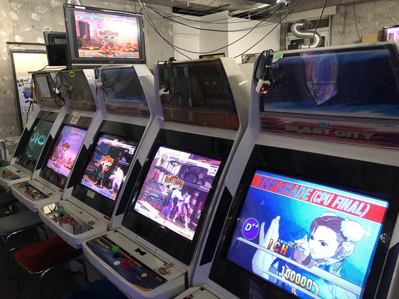 【オフライン】立川のゲームセンターWILLさんへお邪魔してきました ＞ x.com/gamecenter_will

個人で経営されているゲーセン。EVOJ種目のセイヴァーやAC北斗、スト6もあって、格ゲーマーが住みたい系。

やはり雰囲気や音に囲まれて無心で遊べるのが、ゲーセンの良さだなと。