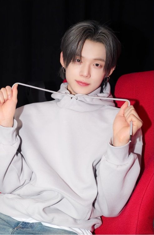 2019                                                 2026

7년 사이에말랑뽀둥 애기에서 으른이 됐는데 ㄹㅈㄷ 감동적인게 턱은 안자람..