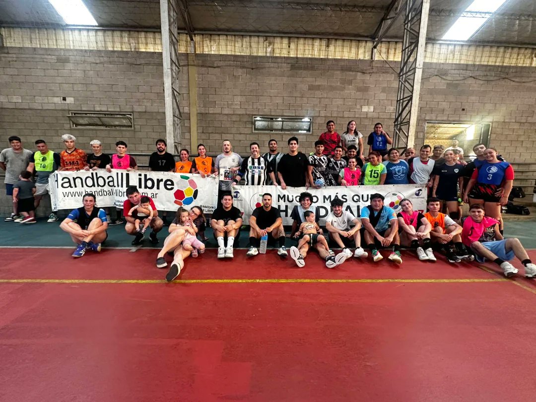 Mucha gente y pocos bondis 🤣
Y huboe reestreno del botiquín... varias veces 🤣

¡Mucho más que handball!