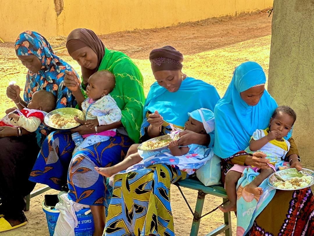 WFP_Mali's tweet photo. Preventing malnutrition plants the seed for a healthy generation

In #Segou, @WFP organises awareness-raising sessions:🍲Cooking demo,🤱Child &amp; pregnant/breastfeeding women screenings + nutrition talks

With support from 🇺🇸🇸🇪🇸🇮🇨🇦🇫🇷, we stop malnutrition before it becomes critical https://t.co/60oLyyYqYu