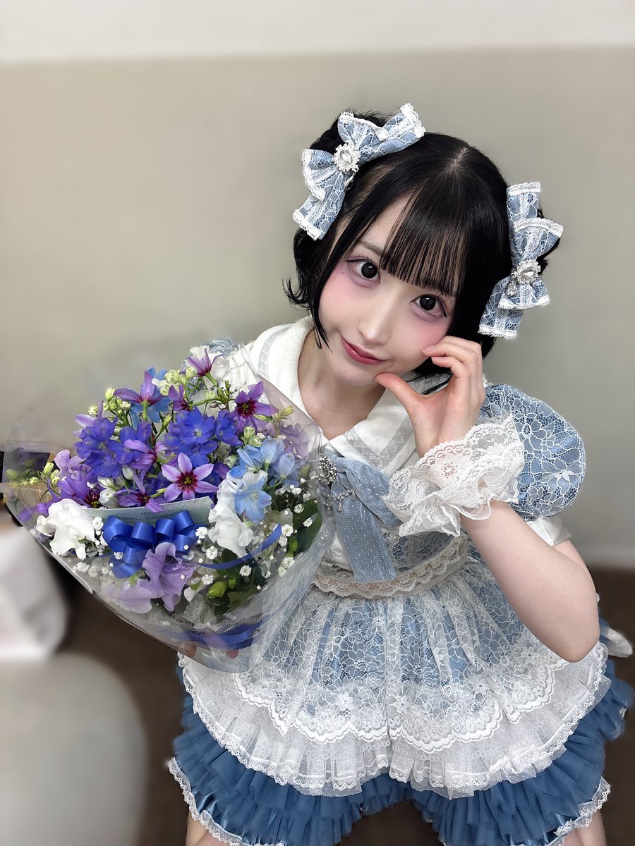 デビュラの日にママがお花プレゼントしてくれたのとっても幸せ🩵💙🩵