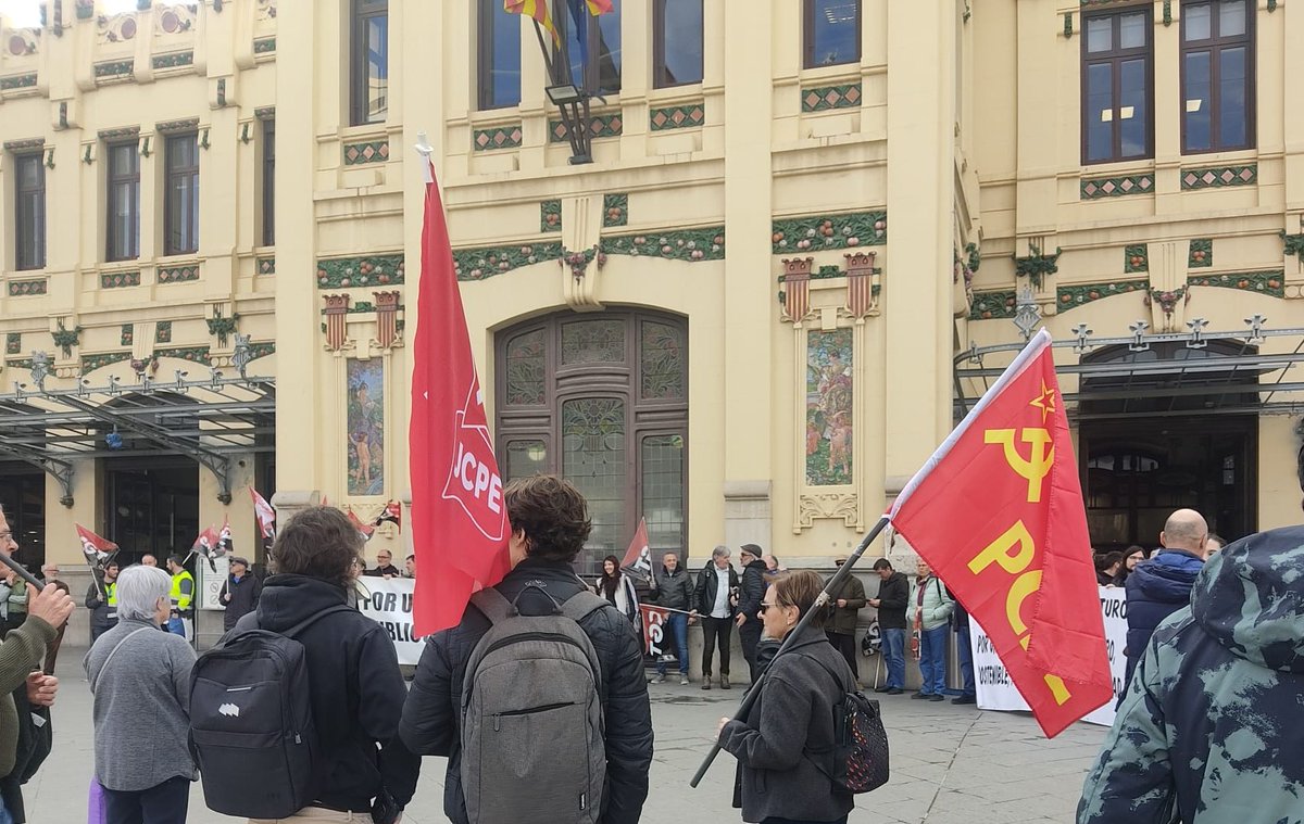 pcpe_valencia's tweet photo. Tot el suport a la vaga dels ferroviaris‼️

Avui als carrers de #València el @PCPE_Comunista  i la @JCPE_Comunista  en solidaritat amb els treballadors en vaga i per un ferrocarril públic i fora de les mans de les grans empreses. https://t.co/Q66dlcSyhp