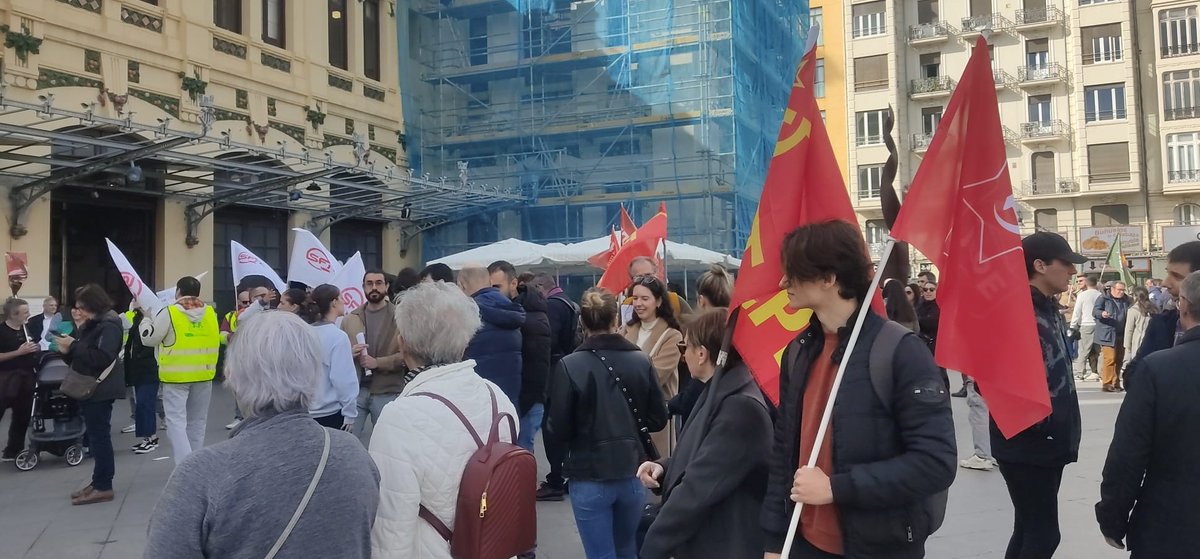 pcpe_valencia's tweet photo. Tot el suport a la vaga dels ferroviaris‼️

Avui als carrers de #València el @PCPE_Comunista  i la @JCPE_Comunista  en solidaritat amb els treballadors en vaga i per un ferrocarril públic i fora de les mans de les grans empreses. https://t.co/Q66dlcSyhp