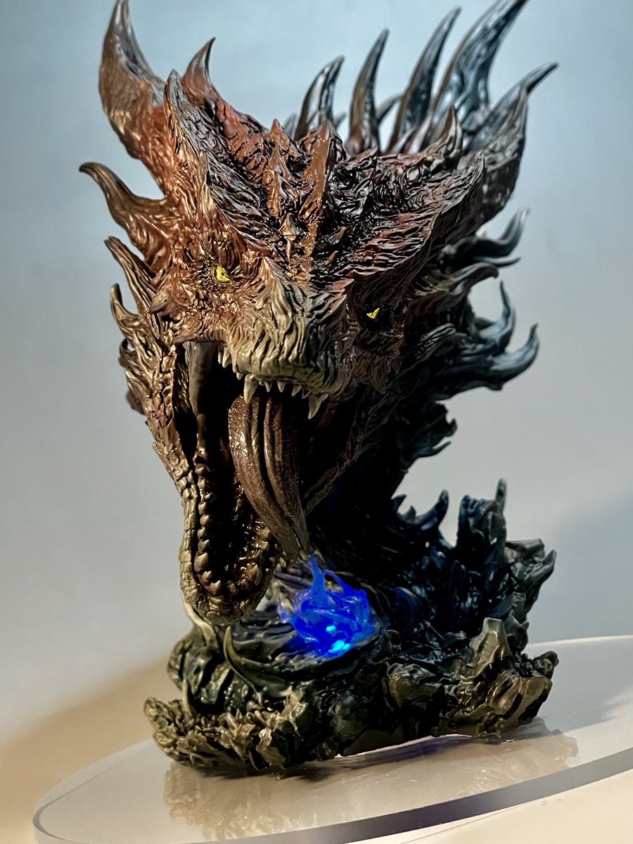 masamune_MHF's tweet photo. ムフェトヘッドモデルの電飾について

会場で展示してたムフェトの電飾は磁気スイッチの物を使用してます！
目→ウォームホワイト×2
王の雫→ブルー×1
目の裏の電飾は粘着ゲル両面テープで固定

王の雫はクリアパーツを差し込む凹ダボを裏から削り開口し電飾を養生テープで貼ってます！ https://t.co/9K2zwvPT1j