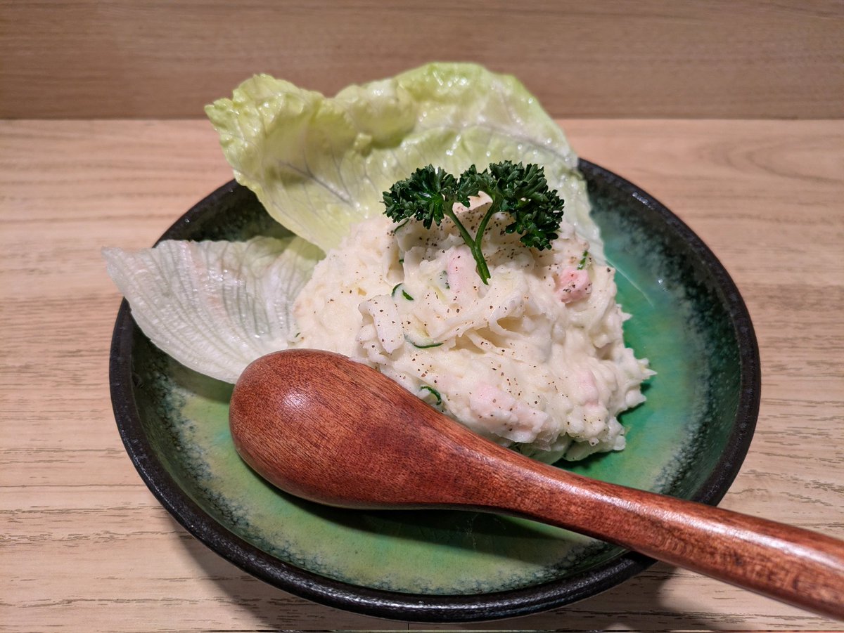 今夜は四ツ谷[ずん太゛]さんへ月２ディナーで行って来た😄(久々の外仕事の帰りで19時20分過ぎ到着)
[焼きそば][鶏つくね][ちくわの磯辺揚げ][ポテトサラダ]を頂きました😋
先月頂いた[ポテトサラダ]今日も、ちょうど作りたてとの事でまたまた注文😋美味しかった。ごちそうさまでした😊(20時15分頃)