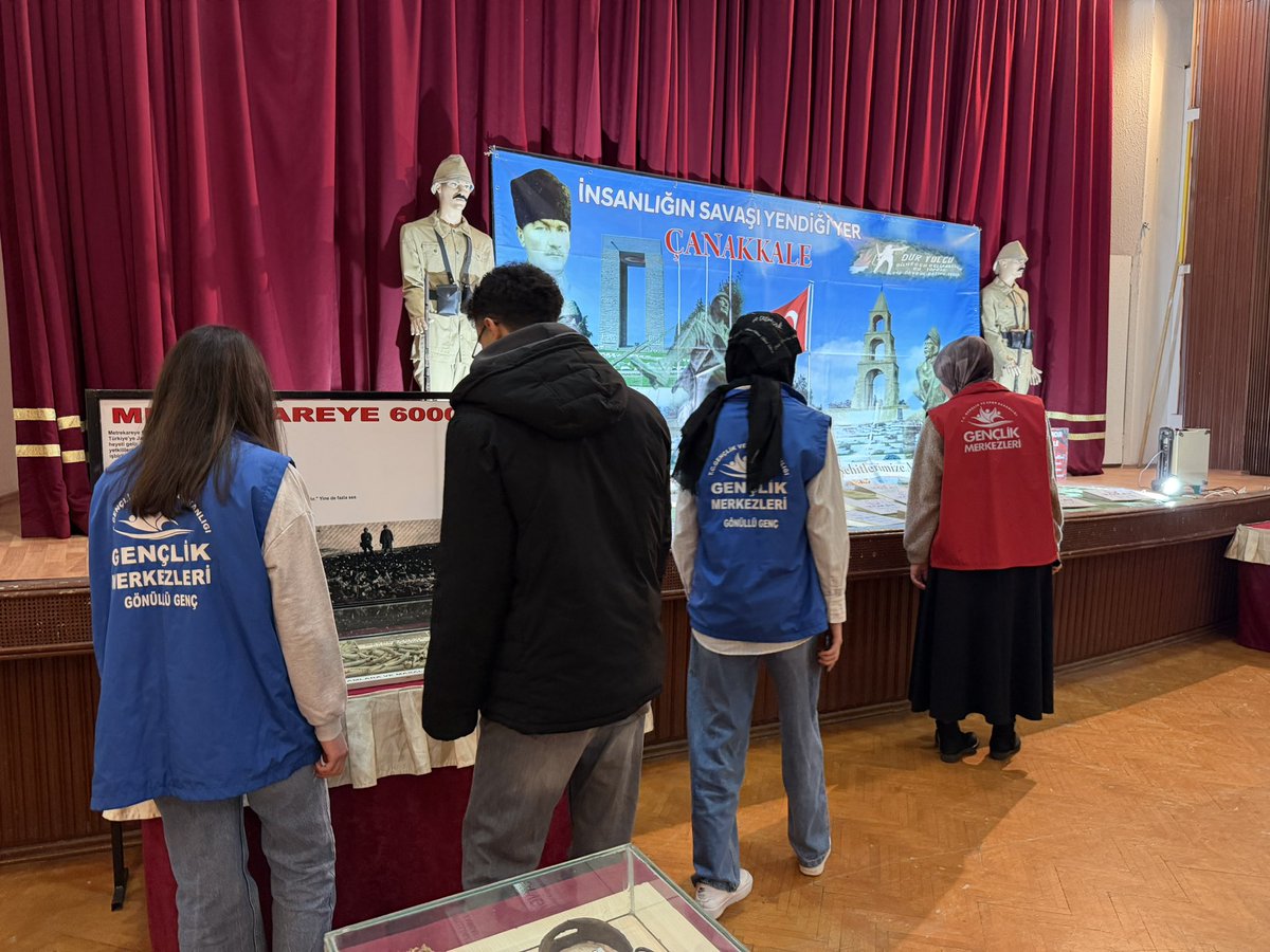 🇹🇷 Gençlerimizle Tarihe Yolculuk 🇹🇷 

Gönüllü gençlerimizle birlikte “Çanakkale 1915 Savaş Malzemeleri Gezici Müzesini” ziyaret ettik.
Cephelerden günümüze ulaşan eserleri yakından inceleyerek, ecdadımızın azmini, fedakârlığını ve vatan sevgisini bir kez daha derinden hissettik.