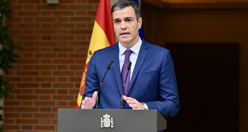 equo_net's tweet photo. 🇪🇸 Espagne régularise 500 000 migrants, la plus vaste opération depuis 2005.
La diaspora sénégalaise directement concernée, avec un appui consulaire du 13 au 17 février aux Canaries.
Intégration et stabilité sociale.
#Migration #Espagne #Diaspora #Sénégal #Intégration https://t.co/ui9jNwlZ5f