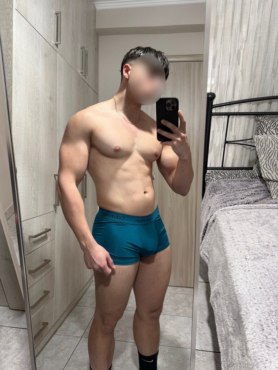 bleazard_rachel's tweet photo. Be honest, am I fat? (I’m not searching for compliments) https://t.co/Cxa9iCX8Og