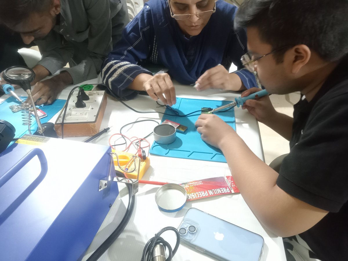 MuhammadAsiFaz's tweet photo. Teaching students mobile repairing course soldering skills at karchi pakistan #mobilerepairingcourse #karachi #soldering #skills https://t.co/JqIu95SzhX