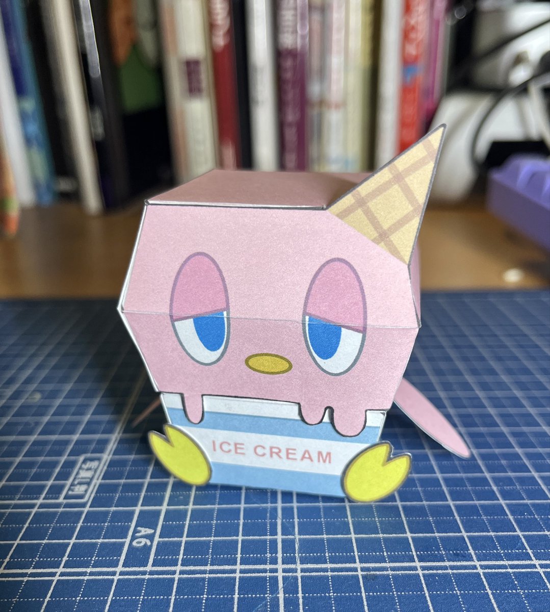 Icecream penguin

ある朝起きたらアイスクリームになっていたペンギン。溶けないように常にアイスを食べている

#ペーパークラフト