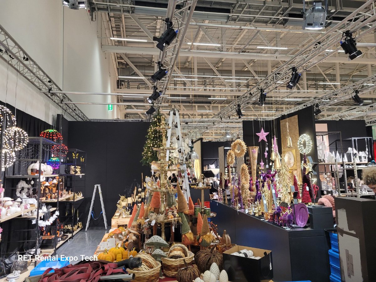 pytlik_mike's tweet image. RET Rental Expo Tech finalisiert die Installationen für die Christmas World 2026 in Frankfurt. Unser Team sorgt für innovative Technik, von Smart Stages bis Videokonferenz-Einrichtungen, für einen reibungslosen Eventablauf. #Eventtechnik