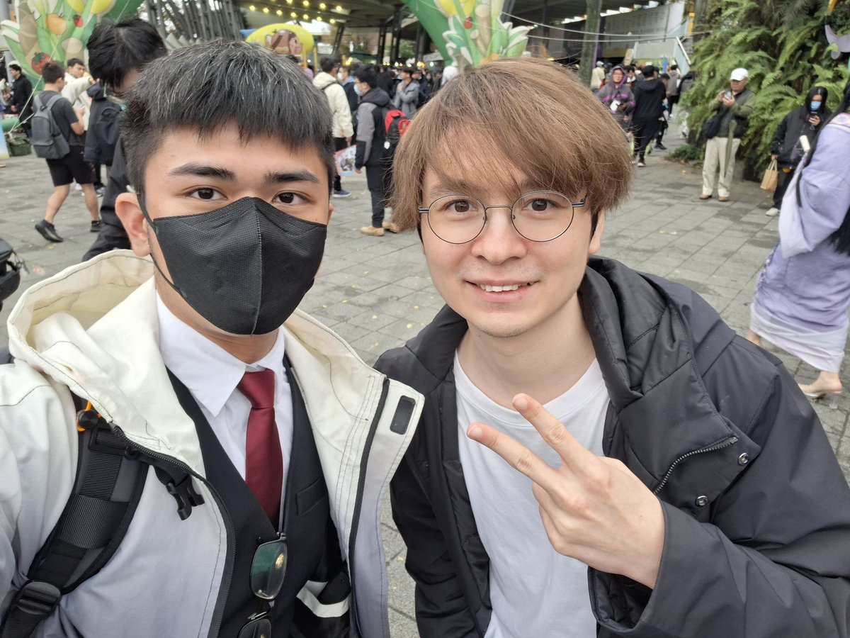 red50362247's tweet photo. 最重要的是和獲得了叔叔、懶貓、可愛的悠五主播、中指通的合照🥹
#Restia https://t.co/XRTywizlgT